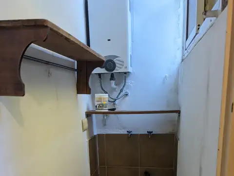 Semipiso de  2 ambientes y 1/2  (60m2) al frente . Muy comodo y luminoso.