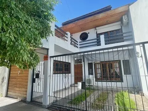 Venta casa triplex con cochera - Parque Avellaneda