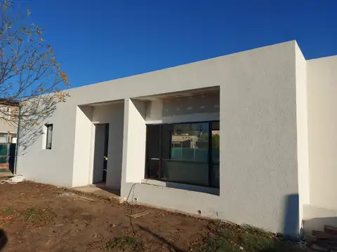 Casa 4 ambientes a estrenar! Barrio Santa Isabel.