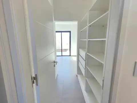 Casa en Alquiler con 2 cocheras