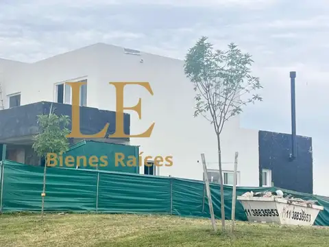 Casa en Venta con 5 cocheras