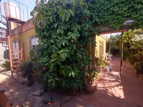 Casa PH Fondo 3 Ambientes en Venta - Moron Sur