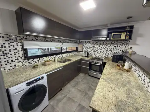 Casa 5 ambientes con 2 baños