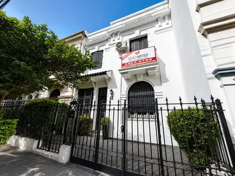 RETASADA Venta de Casa 6 ambientes C/ Cochera, SUM, Terraza y Parrilla en el Barrio Inglés Caballito