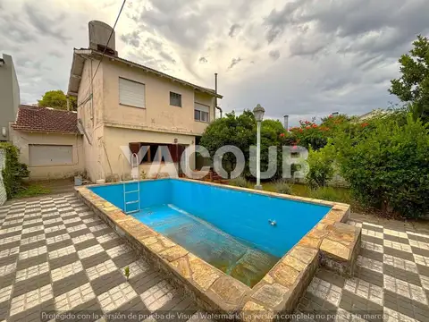 Casa de 3 dormitorios, con escritorio, cochera doble y jardin con pileta en Tandil centro. PERMUTA!