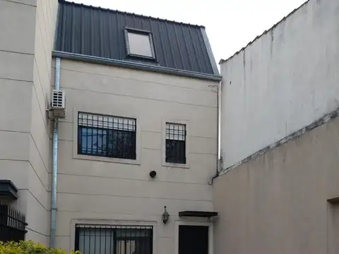APTO CREDITO - Triplex - 3 dormitorios - Jardín - Cochera.