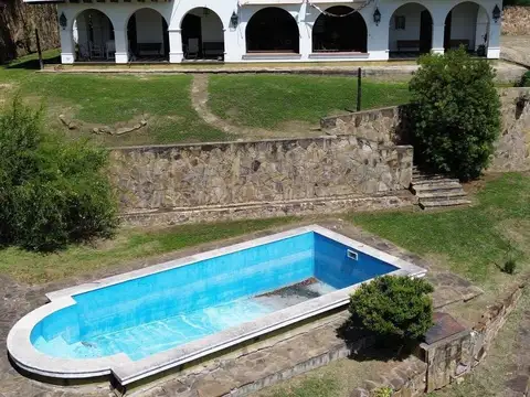 Casa premium en venta de 4 dormitorios con pileta y jardin en Barrio Tres Cerritos Salta