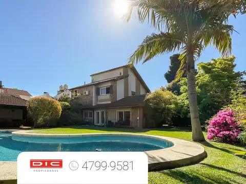Ramon Castro al 2200 entre Caseros y Chacabuco