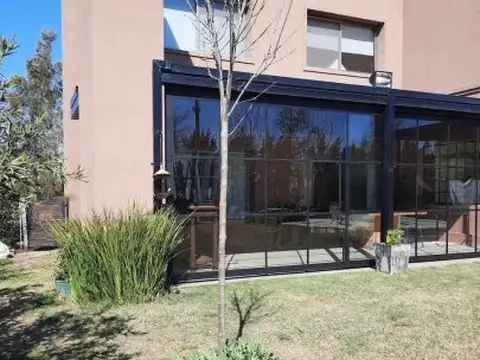 Casa de 4 Dormitorios - Country Club Aguadas, Funes