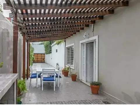 Oportunidad en Villa Urquiza: PH Luminoso con Jardín y Cochera Doble