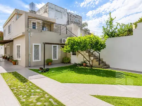 Oportunidad en Villa Urquiza: PH Luminoso con Jardín y Cochera Doble