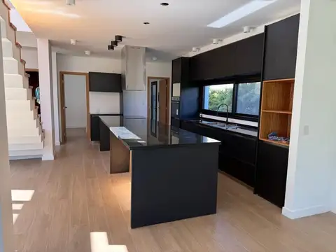 Casa 6 ambientes con 4 baños