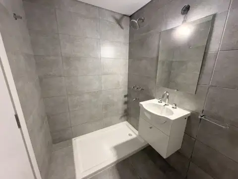 UN DORMITORIO CON COCHERA
