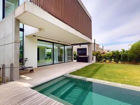 Casa 5 ambientes con 4 baños