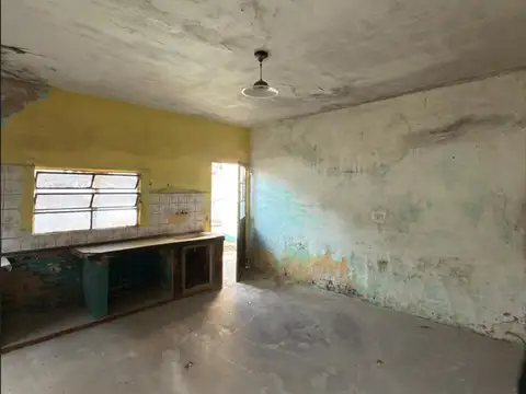 CASA EN VENTA EN PERGAMINO A REFACCIONAR CON PATIO