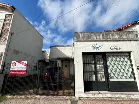 Gran casa con local al frente, terreno libre, enorme galpon y cochera para dos autos APTO CRED, ubic