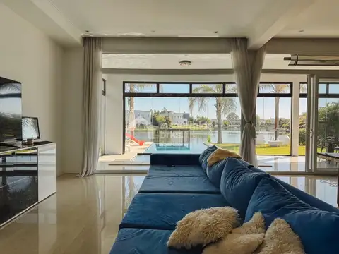 Casa en Alquiler con 1 cochera