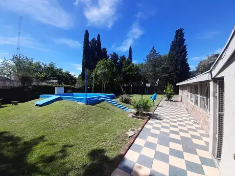 CASA QUINTA CON PILETA DE 5 AMBIENTES Y OTRA PROP ATRAS DE 2