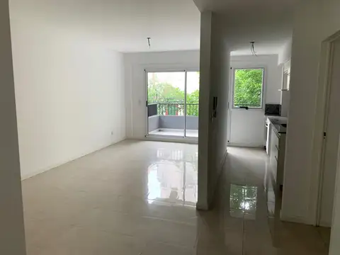 Venta. 3 ambientes 80m2. Floresta. 1° Frente. Luminoso. Patio.