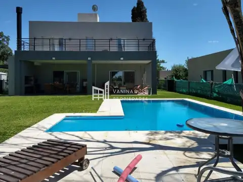 Casa en venta de 4 dormitorios c/ cochera en Haras Santa María 700