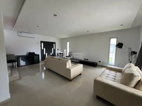 Casa 6 ambientes con 4 baños