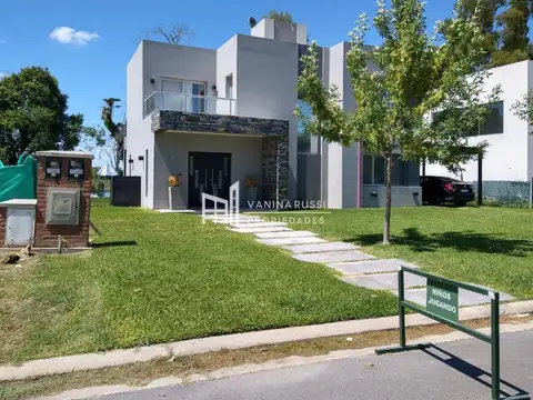 Casa en venta de 4 dormitorios c/ cochera en Haras Santa María