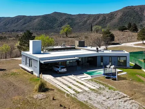 Casa 5 ambientes con 2 baños