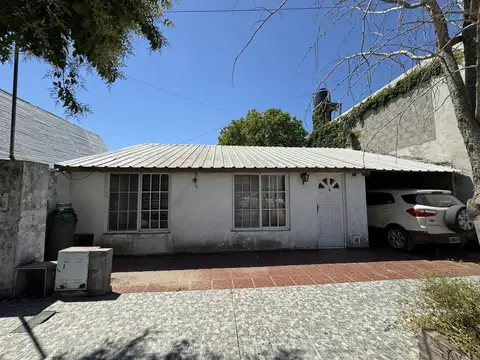 Casa en Venta Alvear de 2 dormitorios quincho c/pileta y cochera Salta 2600