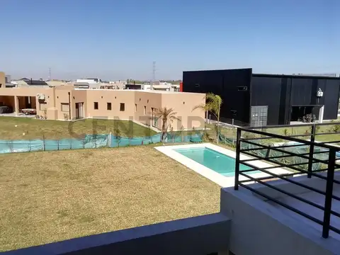 VENTA CASA 6 AMB PILETA Y GRAN PARQUE A ESTRENAR