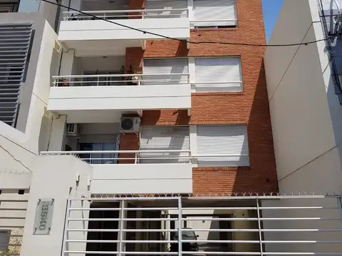 Departamento ede 3 ambientes con cochera, baño completo, dormitoeio en suite, balcon con parrilla, 2