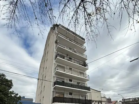 Alquiler 3 ambientes al frente balcón Corrido y cochera en CABA