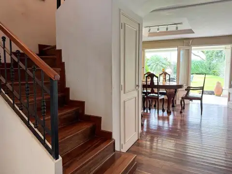 Casa 5 ambientes con 4 baños