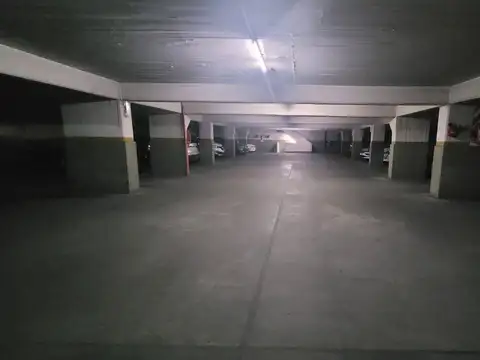 Cochera. Edificio con seguridad, portón automático