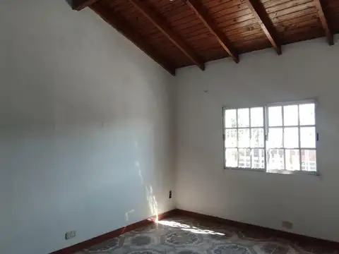 EXCELENTE DPTO TIPO CASA 1° PISO CON 3 DORMITORIOS