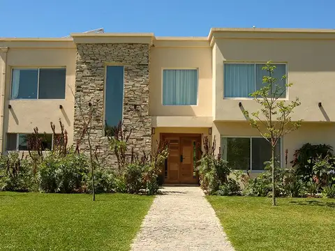 Casa en Alquiler en Estancias Del Pilar, USD 4.000