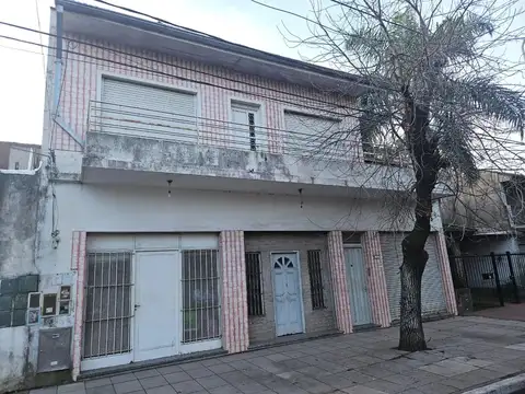 Propiedad mixta en venta - José C. Paz - Vivienda + locales, 202 m2 cubiertos