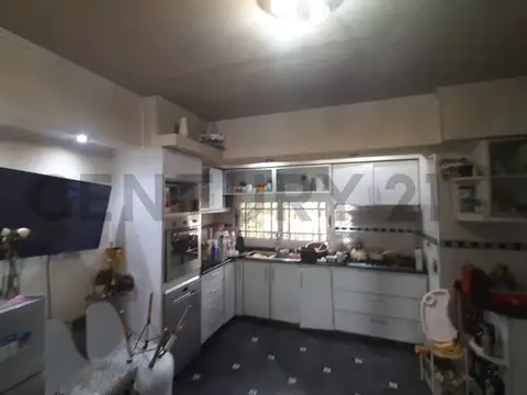 VENTA GALPON DE 150 m2 CON VIVIENDA DE 4 AMBIENTES EN PLANTA ALTA, MORON