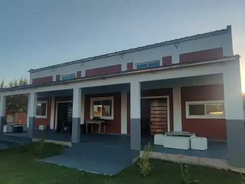 Quinta con salón, pileta y gran parque en lote de 3000 m²