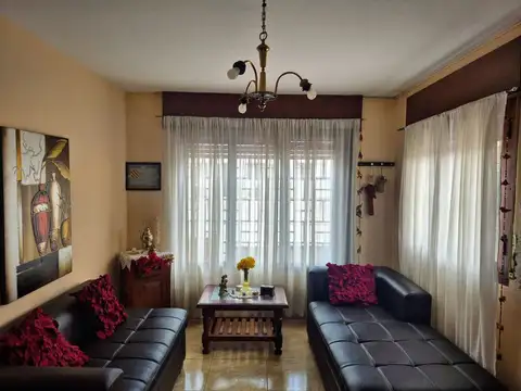 Casa 6 ambientes con 2 baños