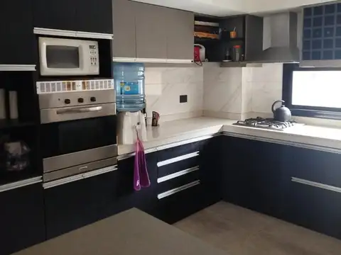 Casa 6 ambientes con 2 baños