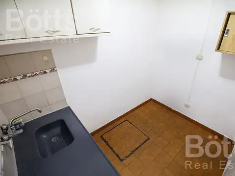 Entrada a la calle, ambientes amplios, luminoso, patio.