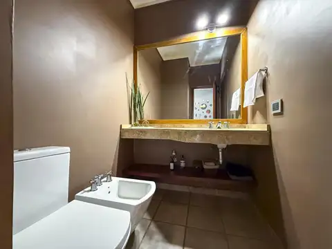 Casa 14 ambientes con 4 baños