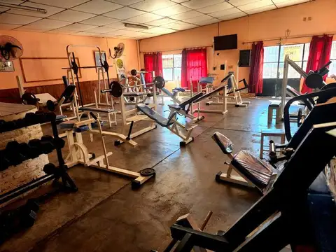 Muy lindo local en zona macrocentro. Son 3 naves y fondo.