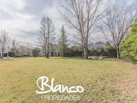 Casa en Alquiler con 3 cocheras