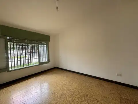 Casa 5 ambientes con 1 baño