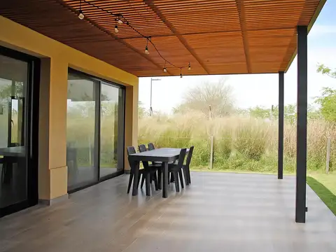 Casa 5 ambientes con 2 baños