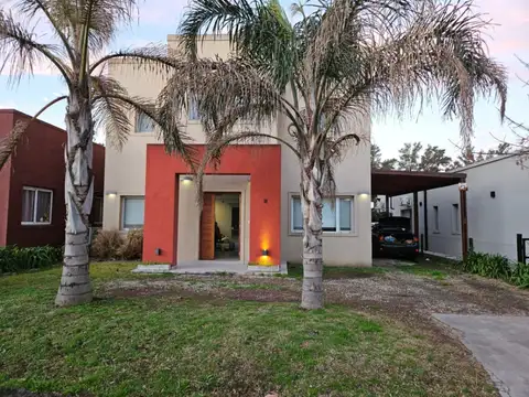 Casa en venta c/ cochera en La Angelica