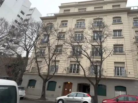 Venta Departamento 4 ambientes. Edifiico de categoria. Zona Plaza Mitre