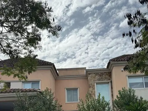 Casa 7 ambientes con 4 baños