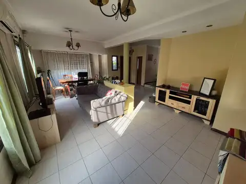 Casa 6 ambientes con 4 baños